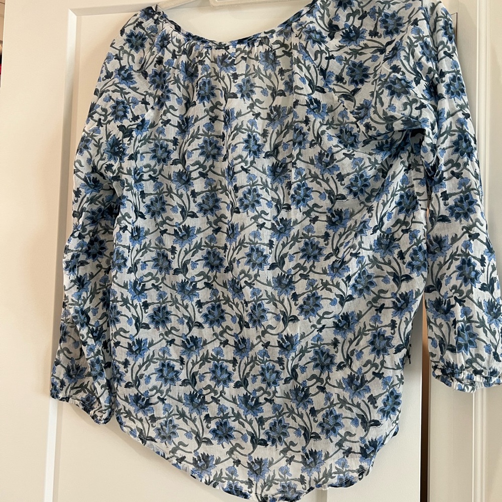 Roller Rabbit cotton v neck top in XS